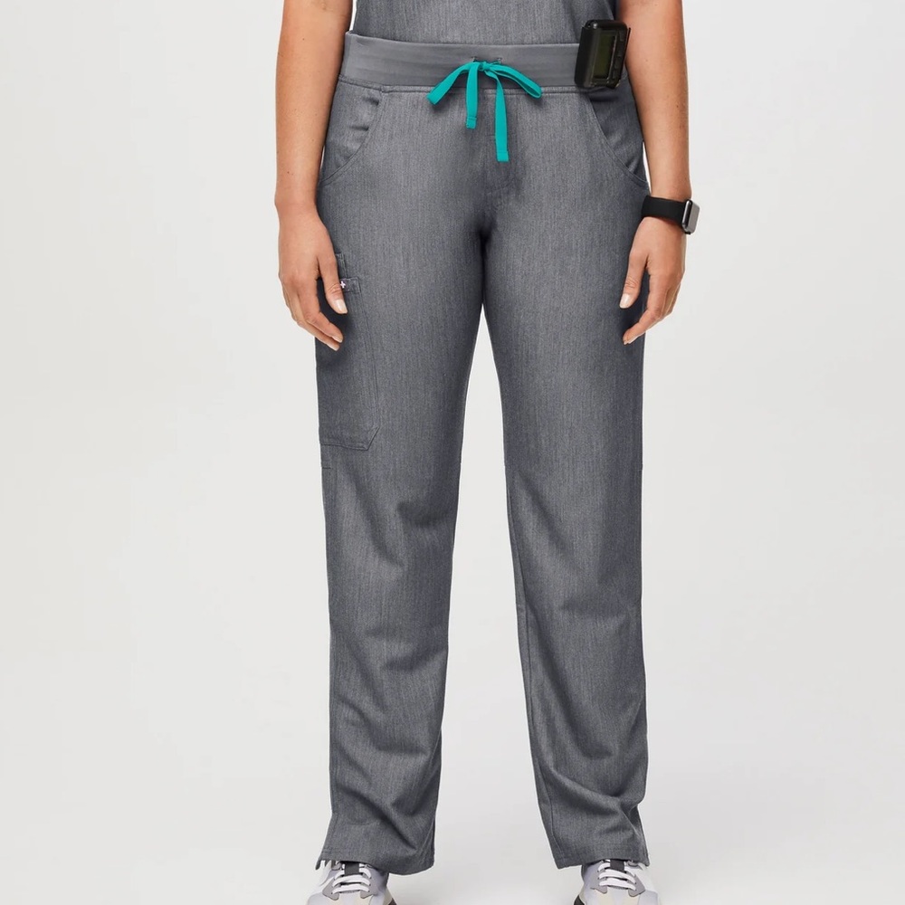 FIGS scrubs, Cargo Scrub Pants, Graphite, Medium TALL